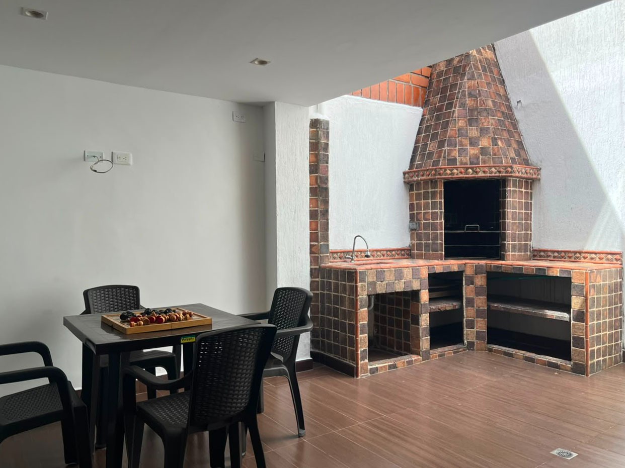 Casa en arriendo en El Poblado, Medellín · foto 2 de 14