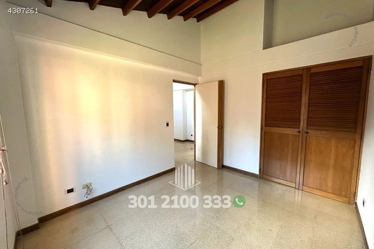 Casa de 3 alcobas en arriendo en El Tesoro, Medellín, 320 m² · foto 8 de 24