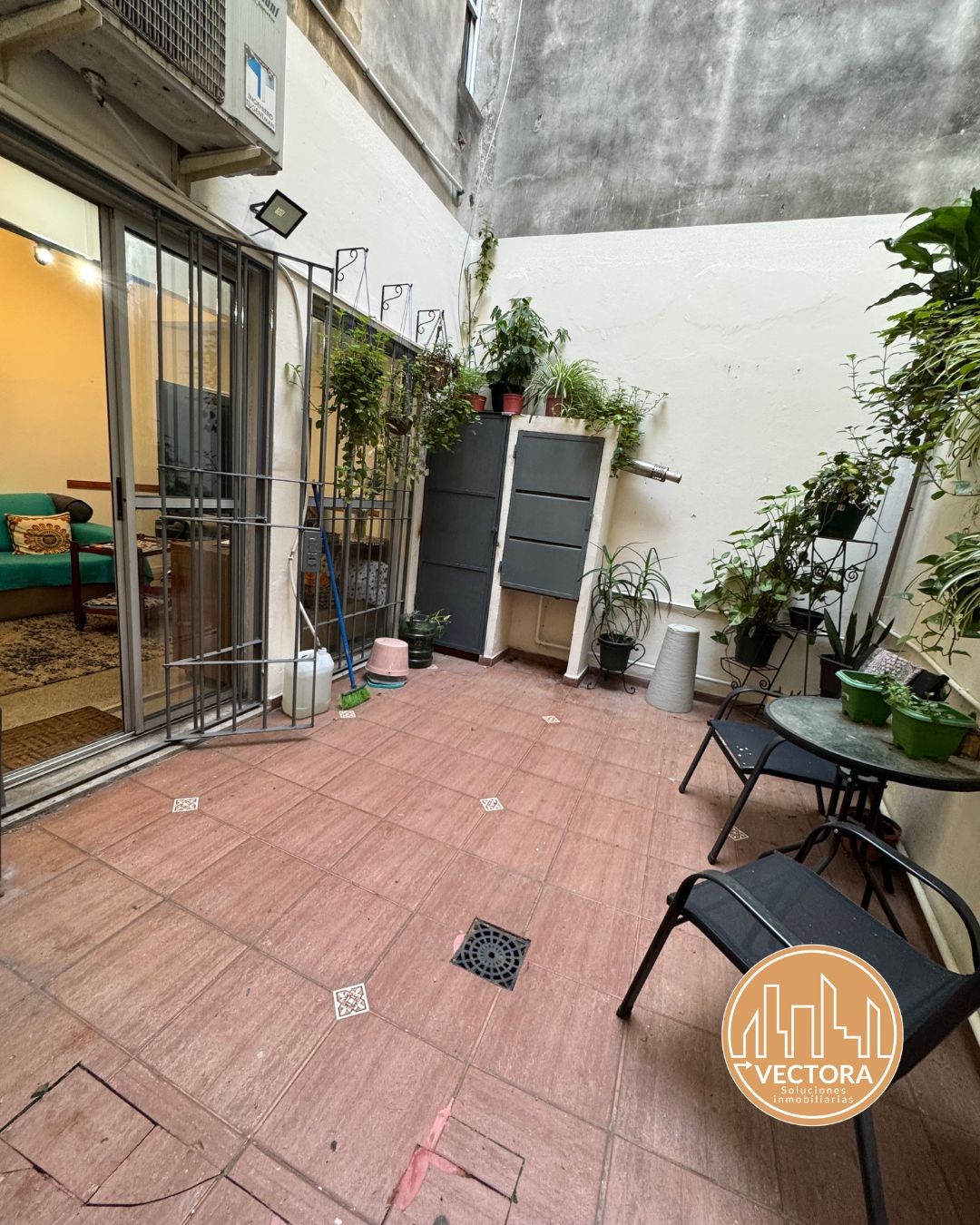 VENDE APARTAMENTO DE 2 DORMITORIOS Y 2 PATIOS EN PLANTA BAJA EN AGUADA / IDEAL PARA INVERSIÓN CON UNA RENTABILIDAD DEL 7%