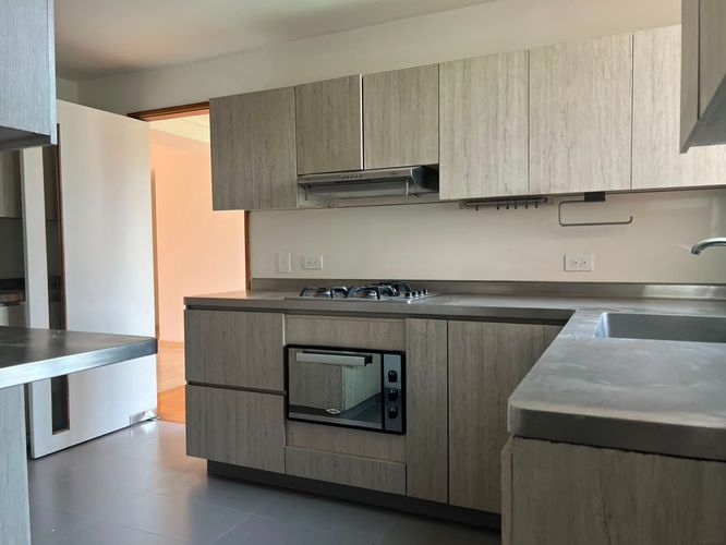 Apartamento de 3 alcobas en arriendo en El Poblado, Medellín, 200 m² · foto 3 de 17