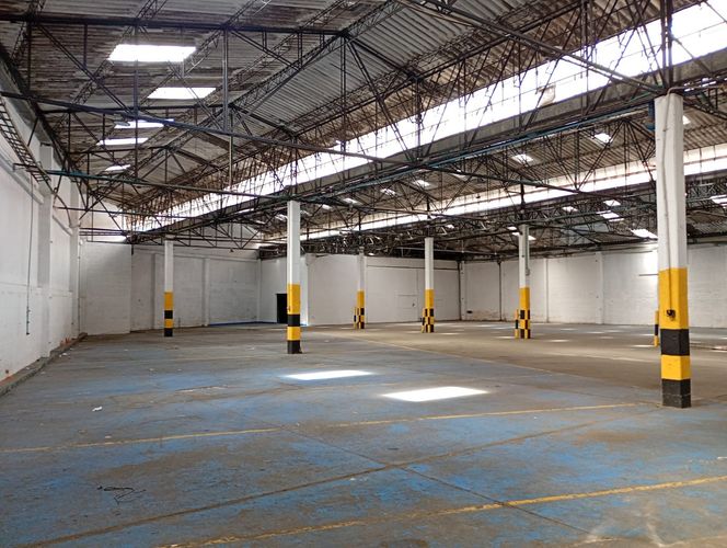 Bodega en arriendo en Los Naranjos, Itagüí, 2950 m² · foto 3 de 19