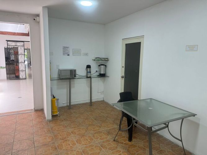 Casa de 15 alcobas en arriendo en Laureles, Medellín, 308 m² · foto 8 de 20