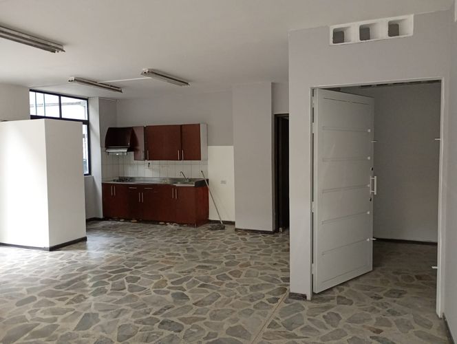 Bodega en arriendo en Cristo Rey, Medellín, 1430 m² · foto 18 de 19