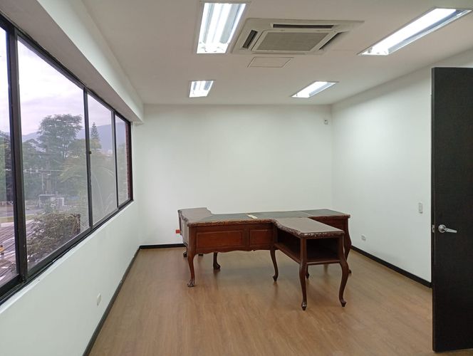 Bodega en arriendo en Cristo Rey, Medellín, 1430 m² · foto 13 de 19