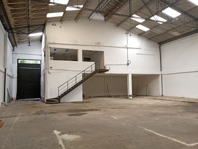 Bodega en arriendo en Cristo Rey, Medellín, 1430 m² · foto 2 de 19