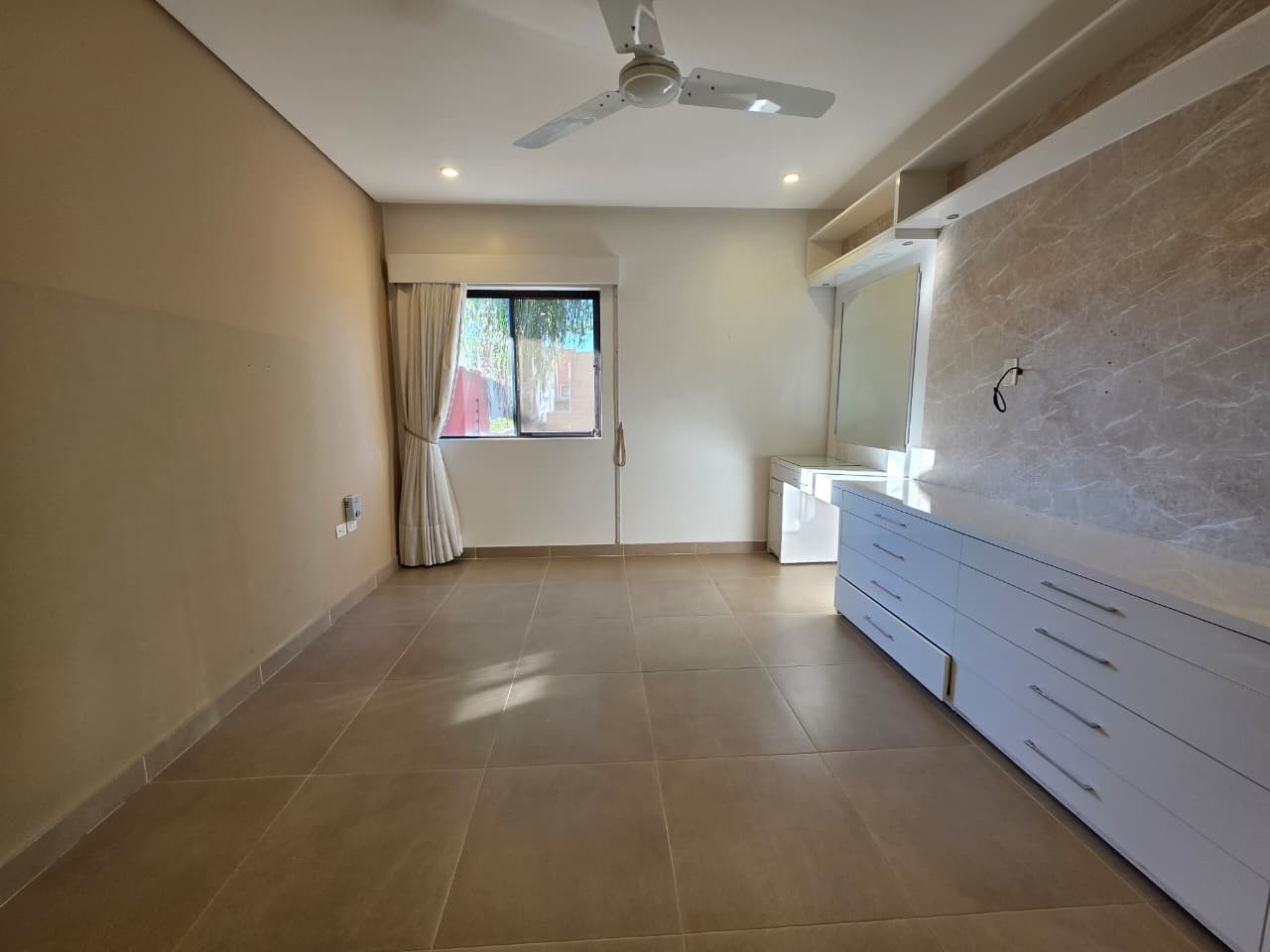 ALQUILO HERMOSA CASA SEMI AMOBLADA EN CONDOMINIO ZONA CONMEBOL, LUQUE. — foto 3