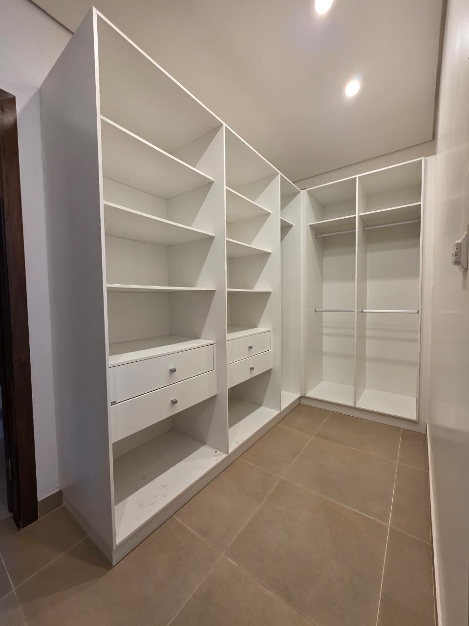 ALQUILO HERMOSA CASA SEMI AMOBLADA EN CONDOMINIO ZONA CONMEBOL, LUQUE. — foto 2