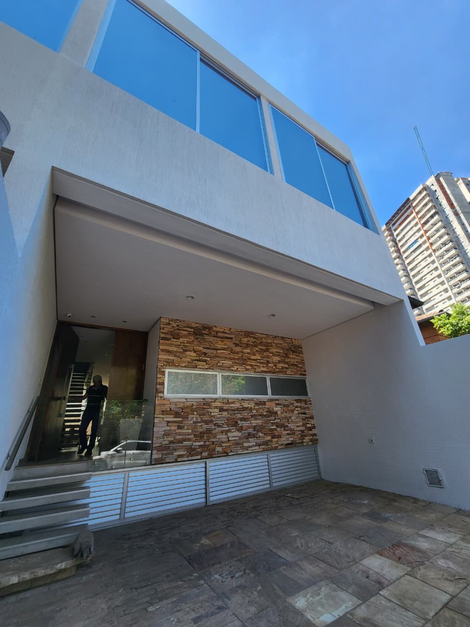 ALQUILO EXCLUSIVO TRIPLEX DOMOTICO EN BARRIO MBURUCUYA — foto 2