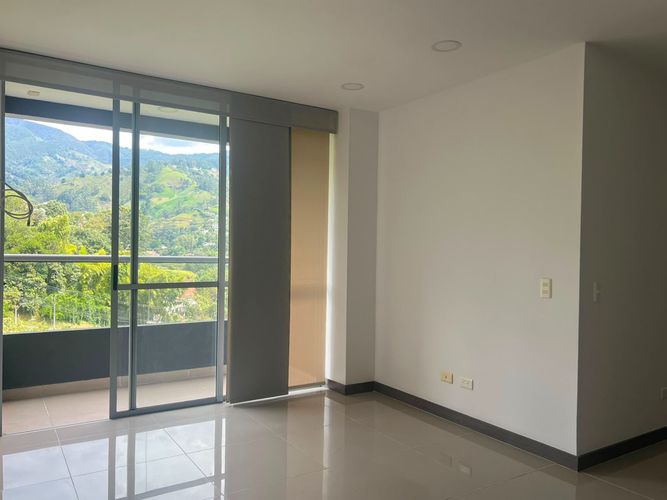 Apartamento de 2 alcobas en arriendo en Camino Verde, Envigado, 68 m² · foto 2 de 14