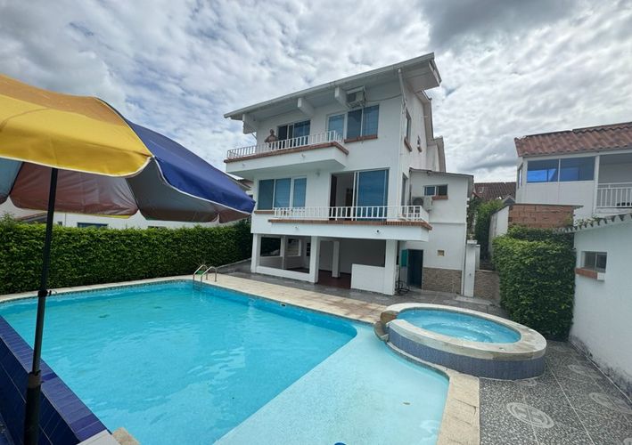 Casa de 4 alcobas en venta en Santander, Girardot, 300 m² · foto 2 de 17
