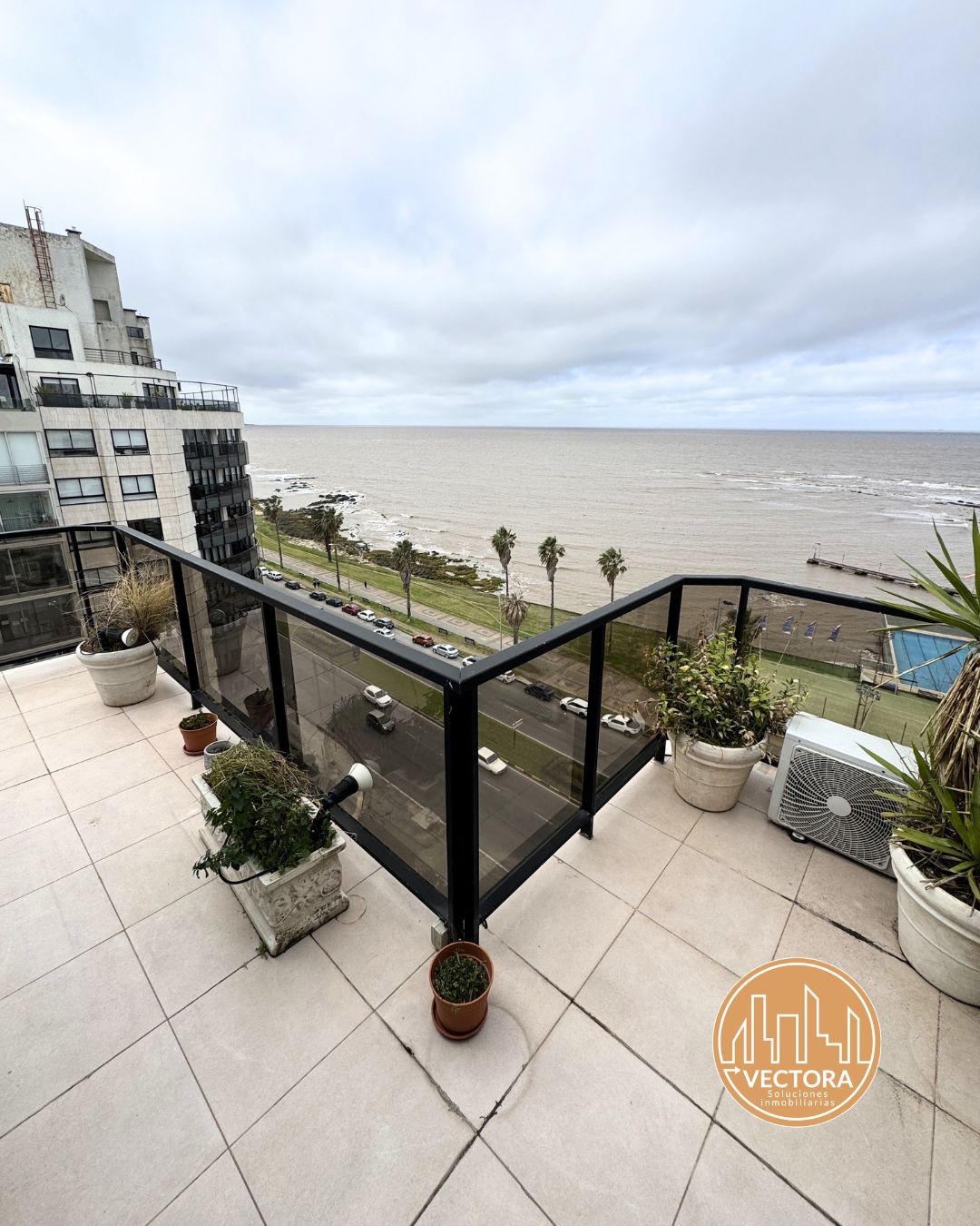 PENTHOUSE EN ALQUILER EN PUNTA CARRETAS, FRENTE A LA RAMBLA, 2 DORMITORIOS / AMUEBLADO