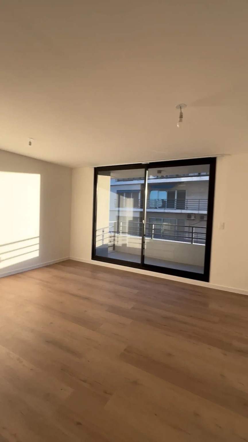 ALQUILER EN TRES CRUCES, EDIFICIO NUEVO, 1 DORMITORIO, BALCON, PORTERIA 24HS, SUM, LAVADERO · Foto 1