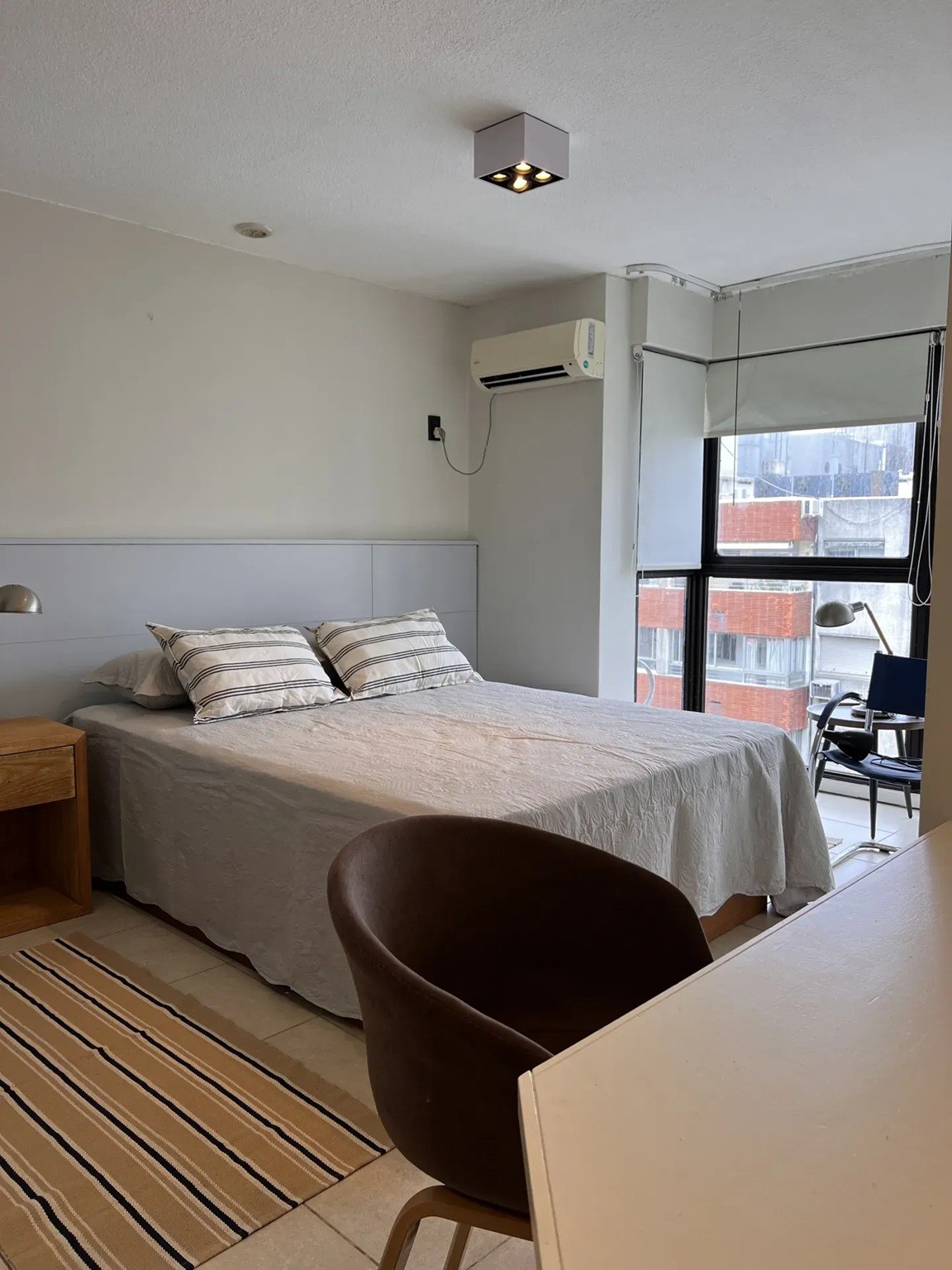 VENTA EN POCITOS, CON RENTA, MONO AMBIENTE AMUEBLADO, PISO ALTO FRENTE, GASTOS BAJOS