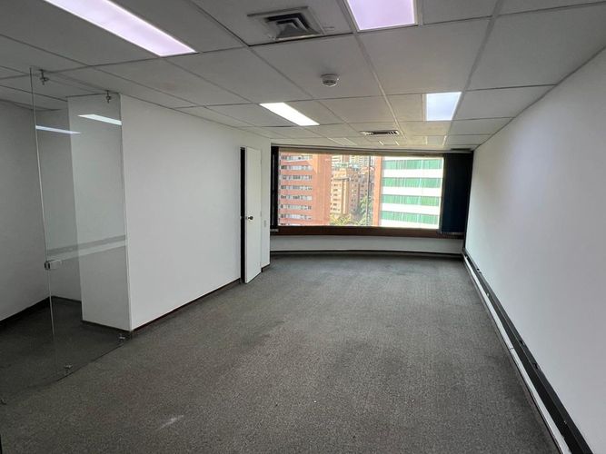 Oficina en arriendo en El Poblado, Medellín, 42 m² · foto 2 de 11