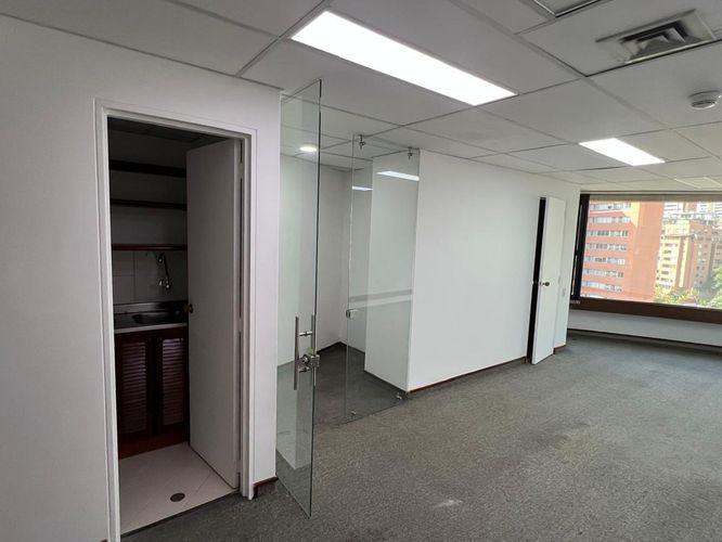 Oficina en arriendo en El Poblado, Medellín, 42 m² · foto 3 de 11