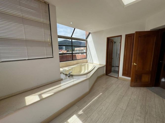 Apartamento de 6 alcobas en venta en San Patricio, Bogotá, 510 m² · foto 17 de 24