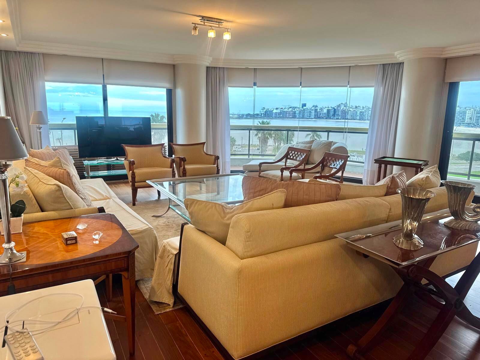 Exclusiva Planta de Lujo en Primera Línea Frente al Mar | 3 Suites y Doble Garaje