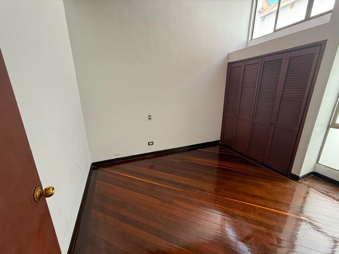 Casa de 4 alcobas en venta en Country Club, Medellín, 370 m² · foto 2 de 24