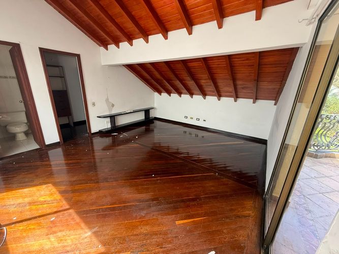 Casa de 4 alcobas en venta en Country Club, Medellín, 370 m² · foto 9 de 24