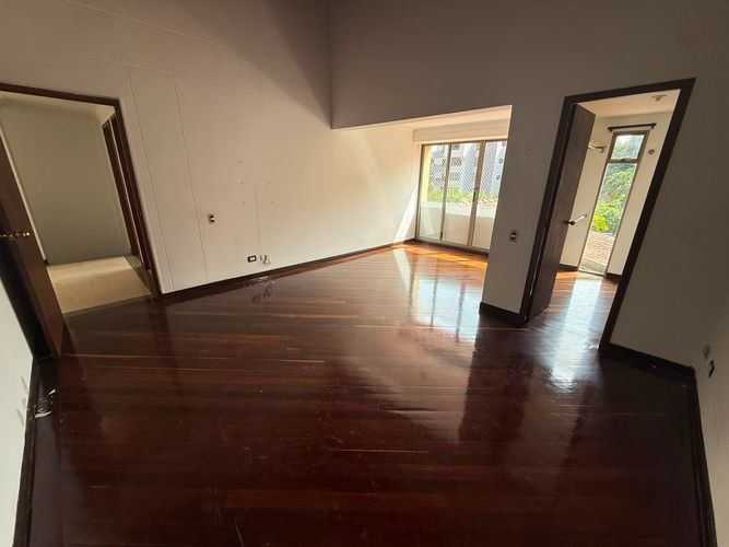Casa de 4 alcobas en venta en Country Club, Medellín, 370 m² · foto 6 de 24