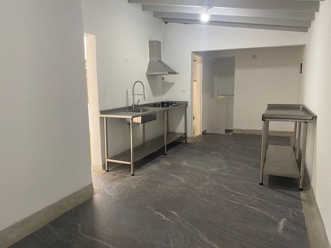 Casa de 7 alcobas en arriendo en Conquistadores, Medellín, 308 m² · foto 2 de 24