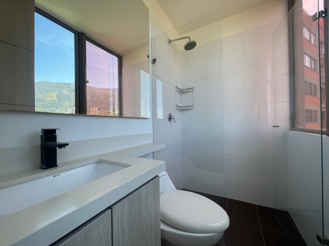 Apartamento de 3 alcobas en venta en El Poblado, Medellín, 171 m² · foto 23 de 24