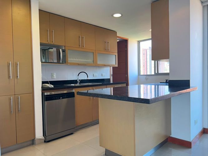 Apartamento de 3 alcobas en arriendo en El Poblado, Medellín, 200 m² · foto 5 de 17