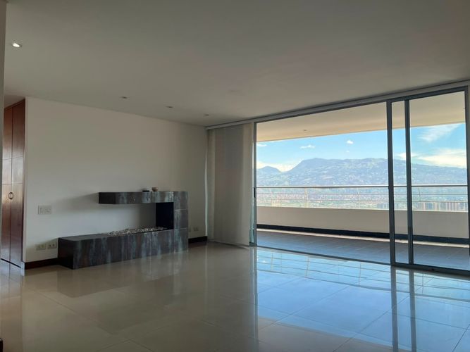 Apartamento de 3 alcobas en arriendo en El Poblado, Medellín, 200 m² · foto 2 de 17