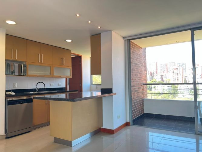 Apartamento de 3 alcobas en arriendo en El Poblado, Medellín, 200 m² · foto 4 de 17