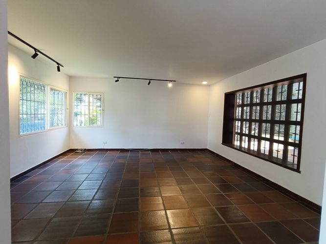 Casa de 4 alcobas en venta en Santa Rita, Cali, 350 m² · foto 2 de 24