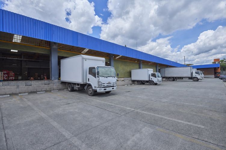 Bodega en arriendo en Cristo Rey, Medellín, 2774 m² · foto 2 de 4