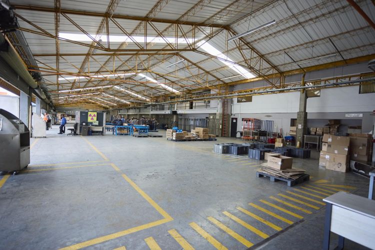 Bodega en arriendo en Cristo Rey, Medellín, 2774 m² · foto 3 de 4
