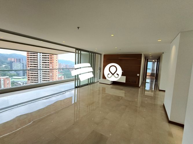 Apartamento de 4 alcobas en venta en El Poblado, Medellín, 200 m² · foto 2 de 24