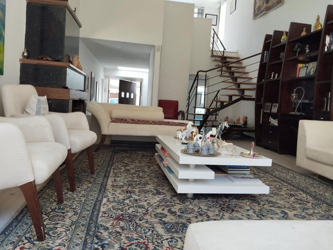 Casa de 5 alcobas en venta en Chicó Navarra, Bogotá, 736 m² · foto 2 de 11