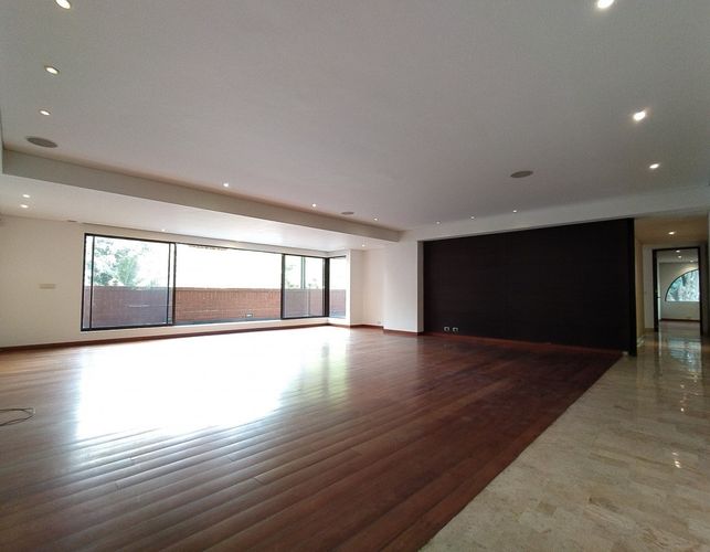 Apartamento de 3 alcobas en venta en Los Balsos, Bogotá, 256 m² · foto 2 de 24