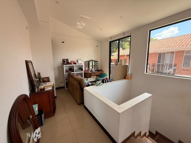 Casa de 3 alcobas en venta en El Castillo, Jamundí, 224 m² · foto 4 de 24
