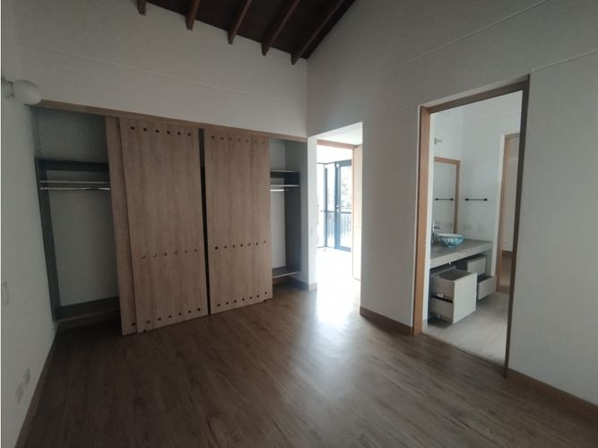 Casa de 5 alcobas en venta en Lomitas, La Ceja, 309 m² · foto 11 de 24