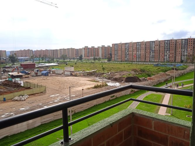 Apartamento de 3 alcobas en venta en Potrero Grande, Madrid, 54 m² · foto 2 de 18