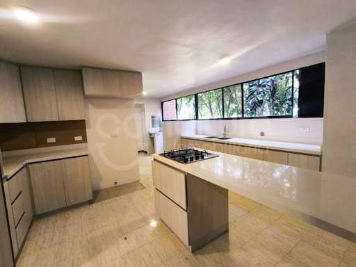 Apartamento de 3 alcobas en arriendo en Los Balsos, Medellín, 241 m² · foto 2 de 24