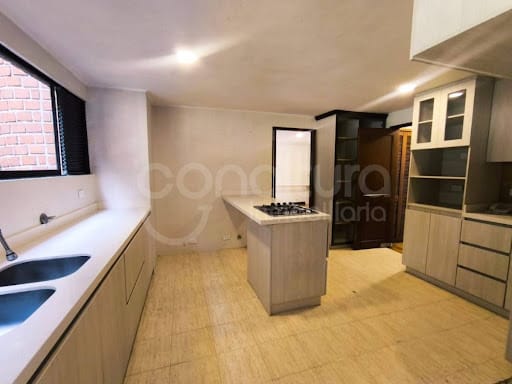 Apartamento de 3 alcobas en arriendo en Los Balsos, Medellín, 241 m² · foto 3 de 24