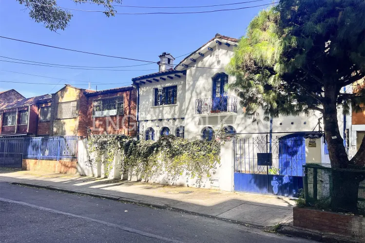 Casa en venta en San Luis, Bogotá, 297 m² · foto 1 de 7