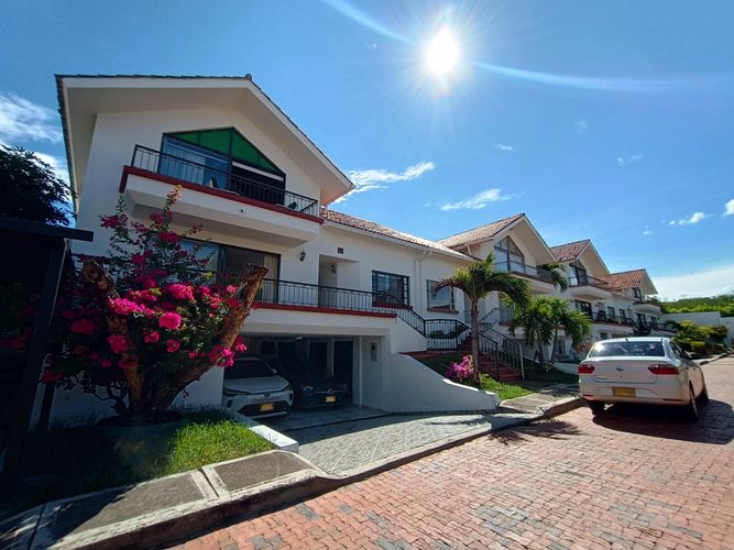 Casa de 5 alcobas en venta en Girardot, Girardot, 249 m² · foto 2 de 24