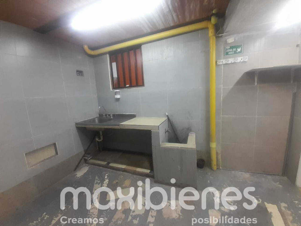 Retail space for rent in Manchester, Bello
