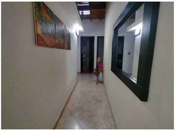 Casa de 5 alcobas en venta en La Almeria, Medellín, 185 m² · foto 2 de 24