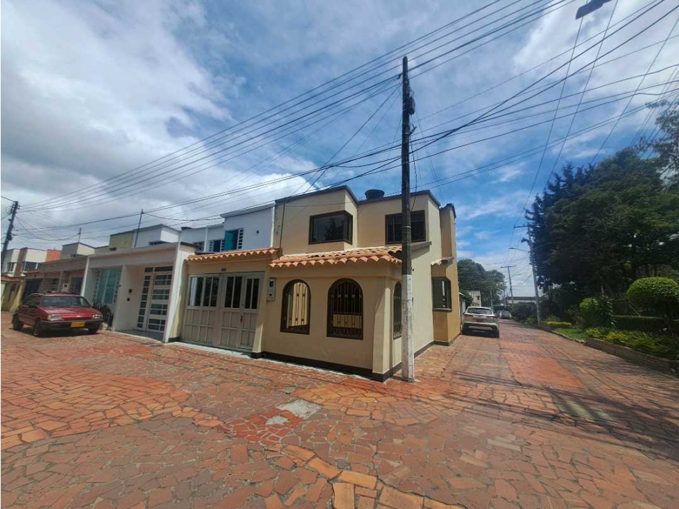 Casa en venta en Castilla, Bogotá · foto 3 de 24