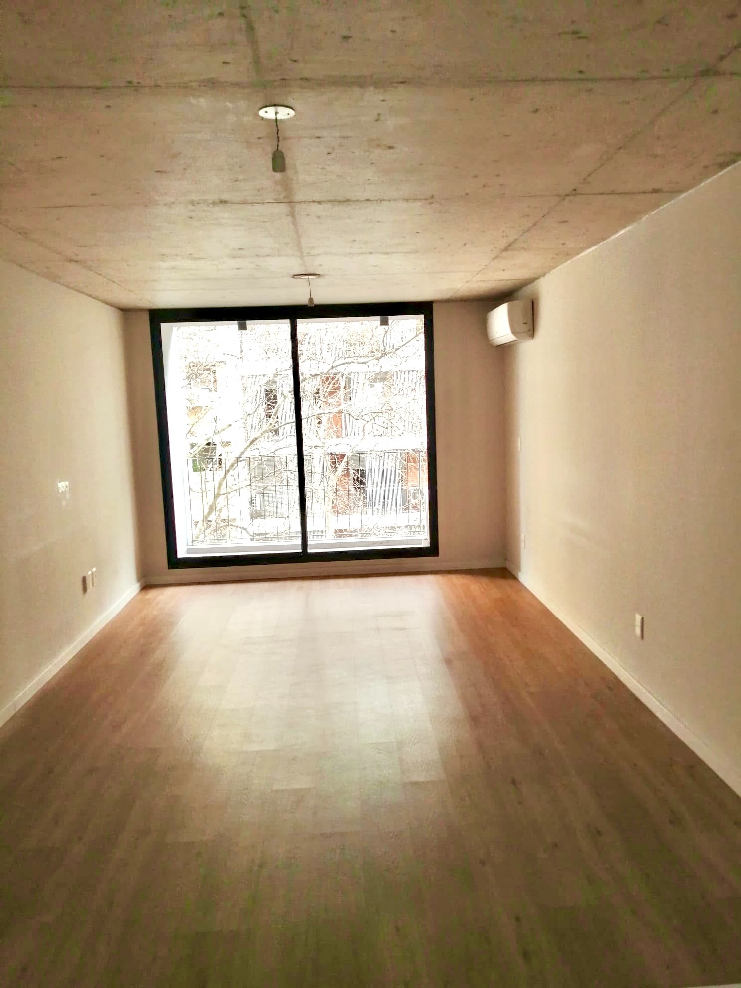 Canelones Y Carlos Quijano, A 500 Mts De La Rambla Y De Plaza Cagancha; Nuevo, Piso Alto Con Garage!!