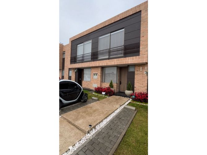 $1.330.000.000 en Cr Hacienda Fontanar Cipres