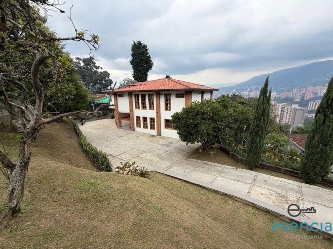 Casa de 3 alcobas en arriendo en Las Antillas, Envigado, 700 m² · foto 2 de 24