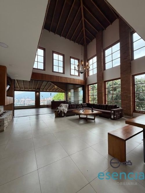 Casa de 3 alcobas en arriendo en Las Antillas, Envigado, 700 m² · foto 7 de 24
