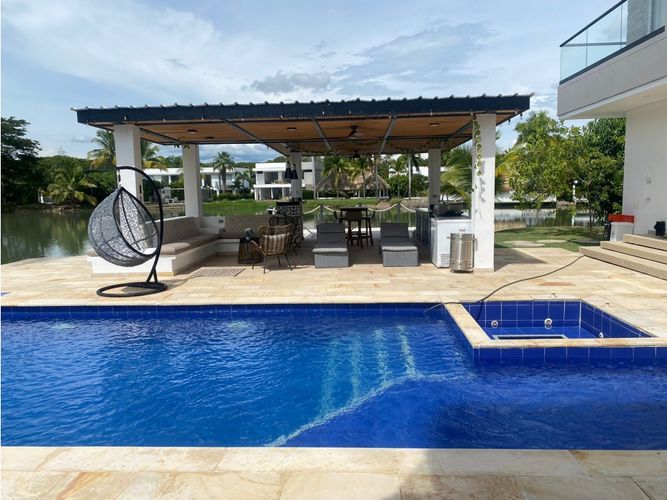 Casa de 5 alcobas en venta en Girardot, Girardot, 700 m² · foto 2 de 19